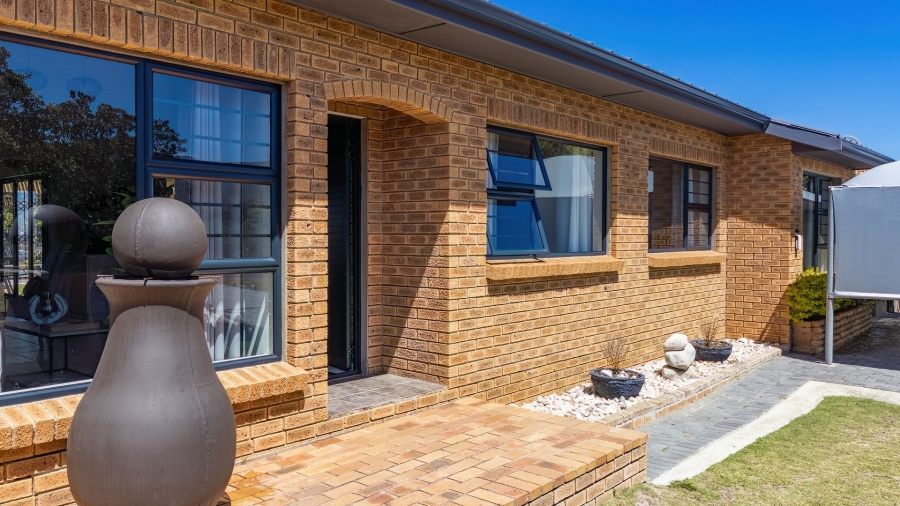 4 Bedroom Property for Sale in Sandbaai Western Cape